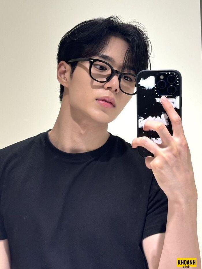 album ảnh trai đẹp trước gương