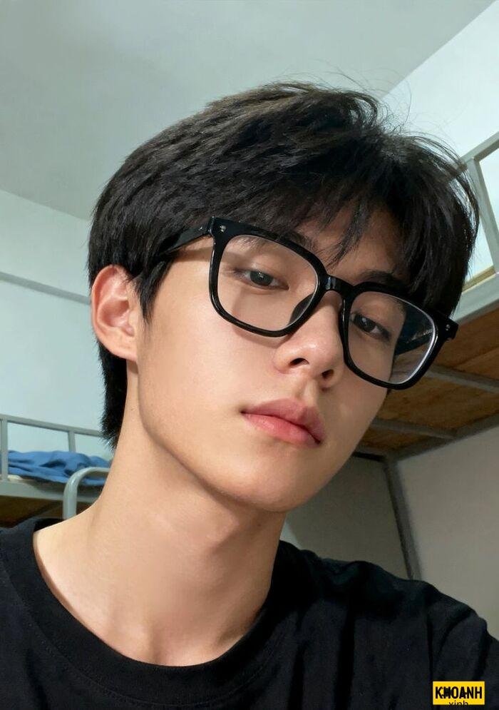 ảnh avatar con trai aesthetic đeo kính