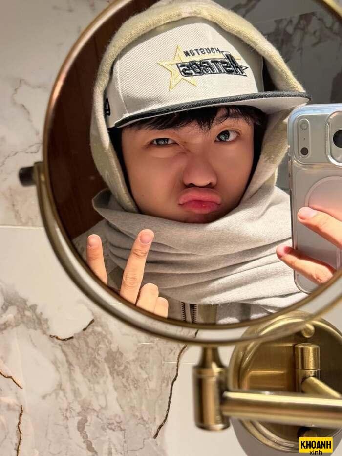 ảnh avatar con trai chụp gương