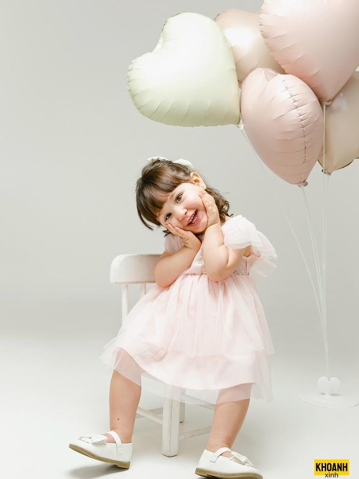 ảnh bé gái dễ thương nét