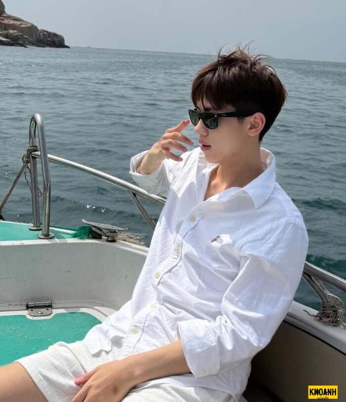 ảnh đẹp trai góc nghiêng đi biển