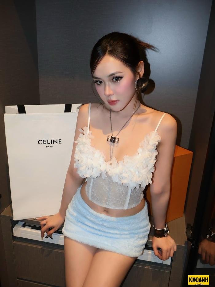 anh gai xinh khoe nguc áo ren