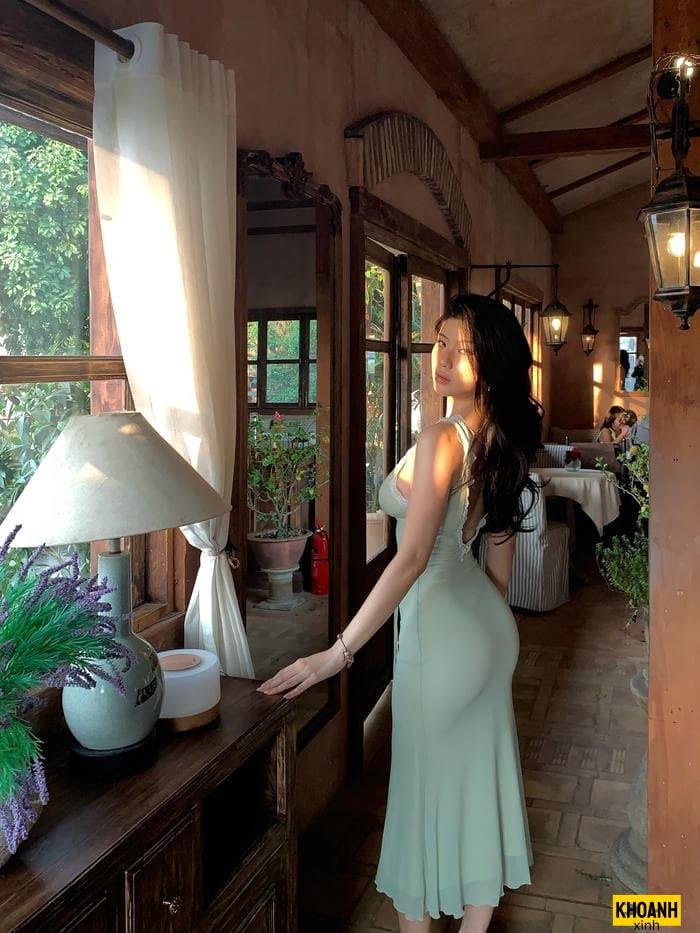 ảnh gái xinh mông to váy xanh