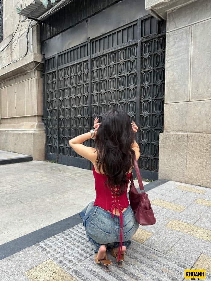 ảnh thiếu nữ có thân hình lôi cuốn từ phía sau nét