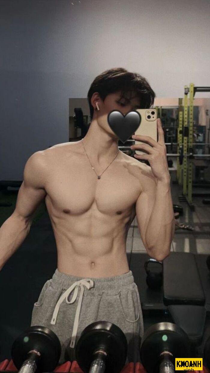 ảnh trai đẹp sáu múi chụp gương