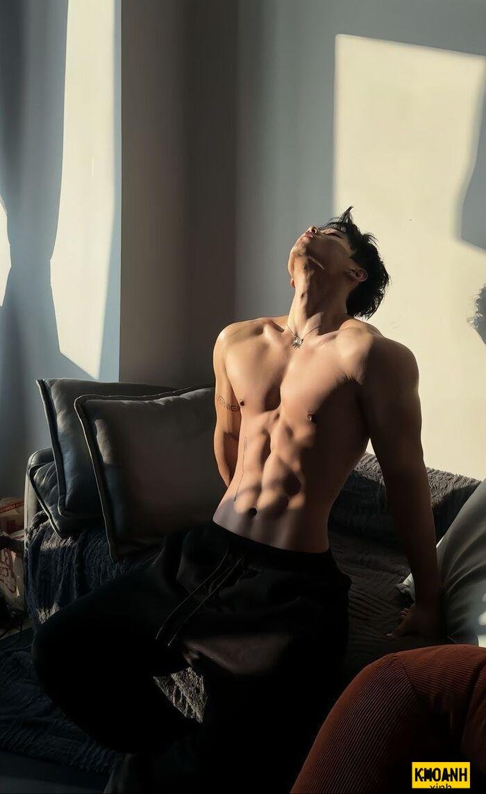 ảnh trai đẹp sáu múi hiện đại nắng chiếu