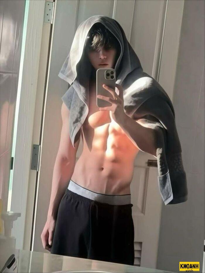 ảnh trai đẹp sáu múi hiện đại trước gương