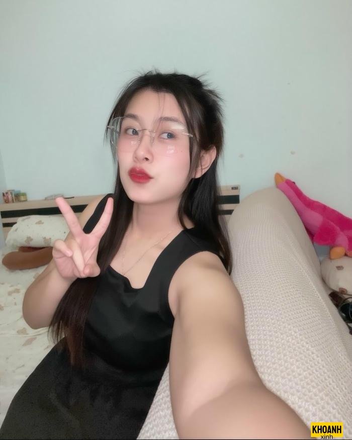 cô nàng đeo kính thanh lịch