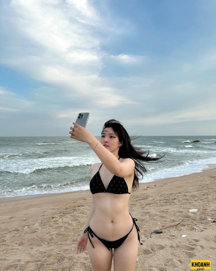 gái xinh bikini bên sóng biển