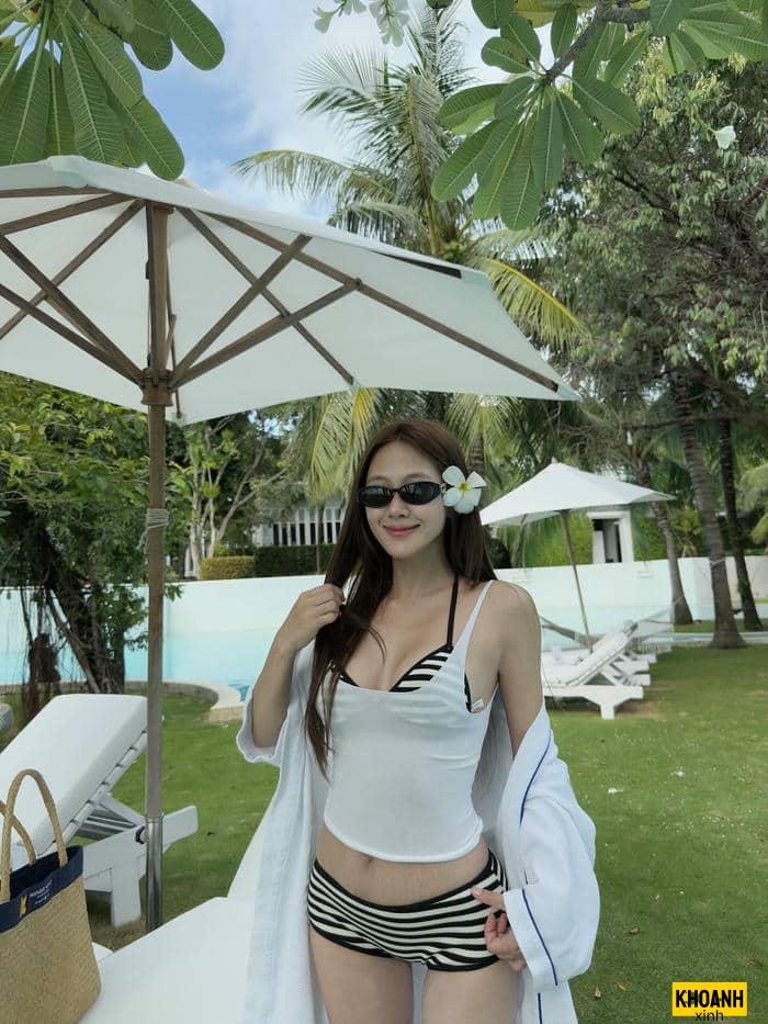 gái xinh đeo kính cười xinh