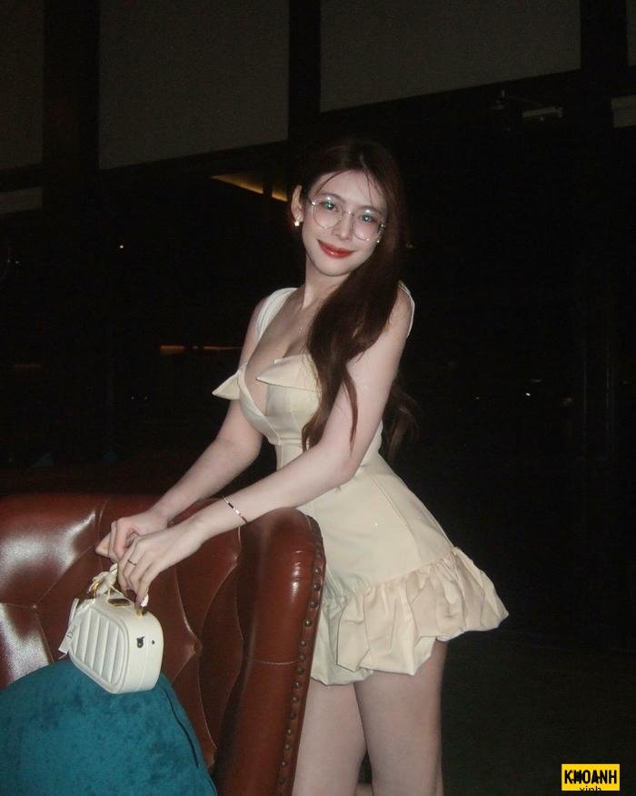 gái xinh đeo kính môi hồng