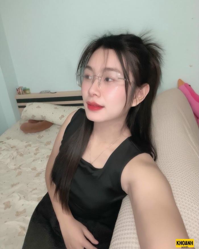 gái xinh đeo kính văn phòng