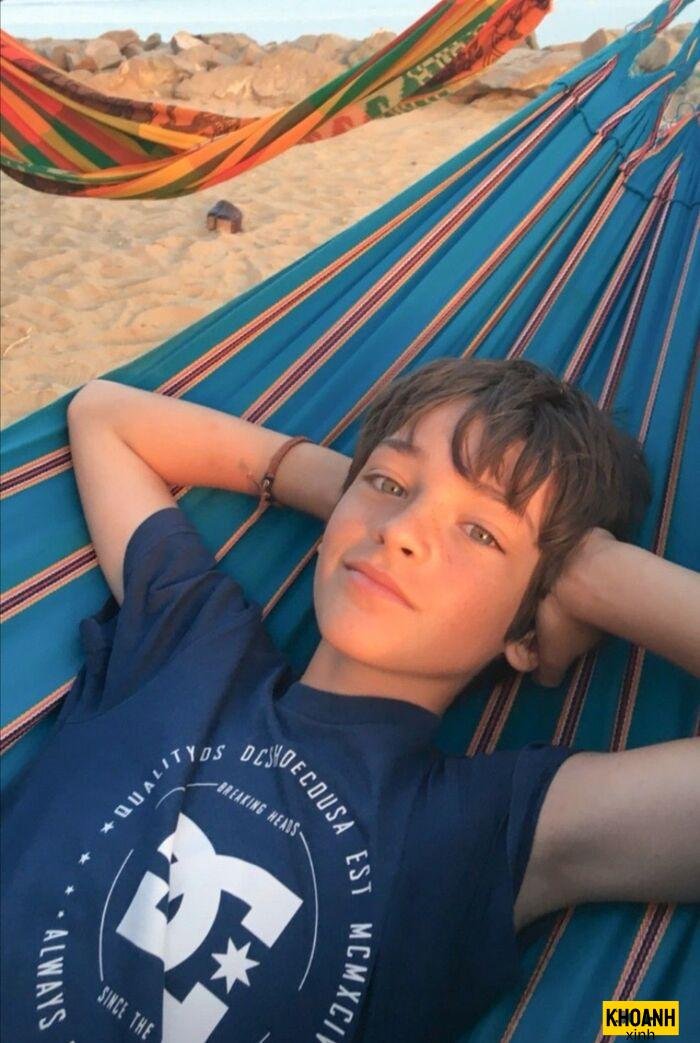 hình ảnh bé trai 10 tuổi thân thiện