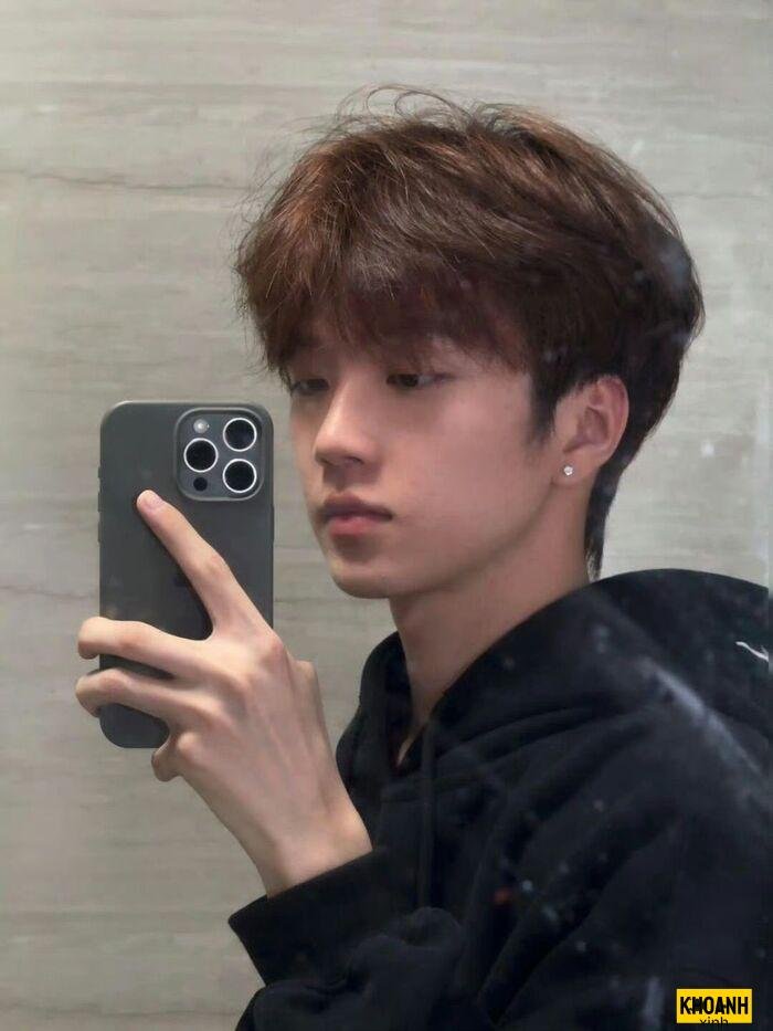 hình ảnh bé trai 14 tuổi chụp trước gương