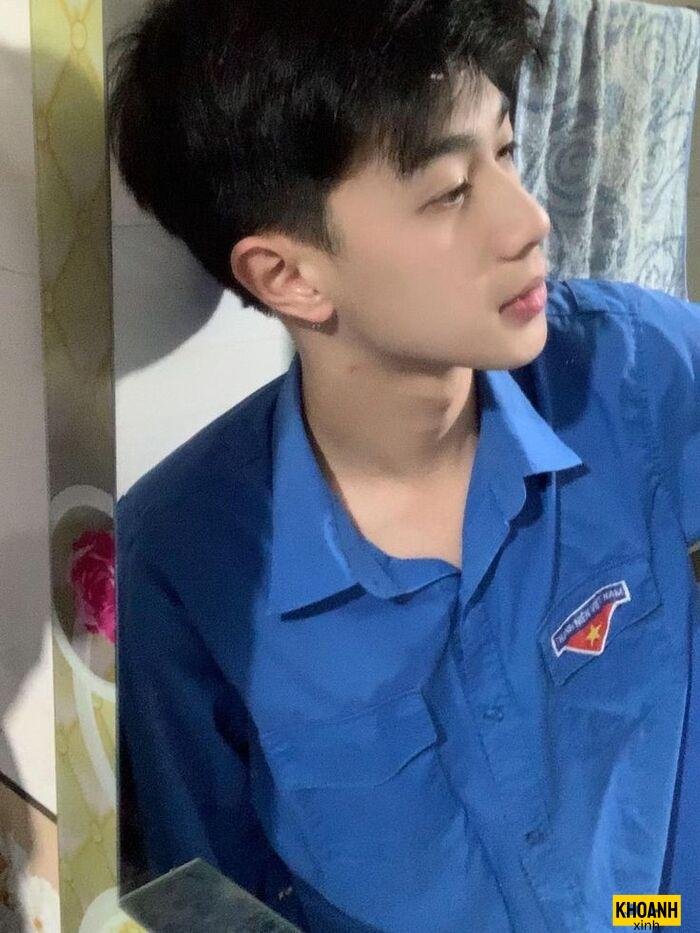 hình ảnh bé trai 14 tuổi dễ thương áo đoàn