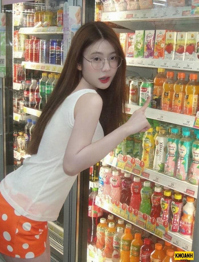 nữ sinh đeo kính dễ thương