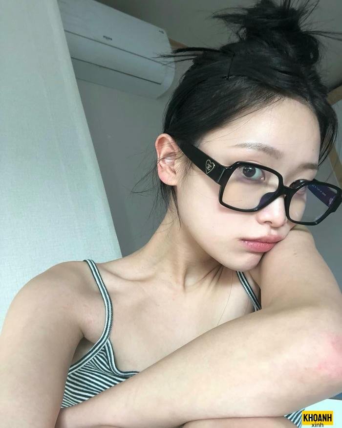 thiếu nữ đeo kính dịu dàng