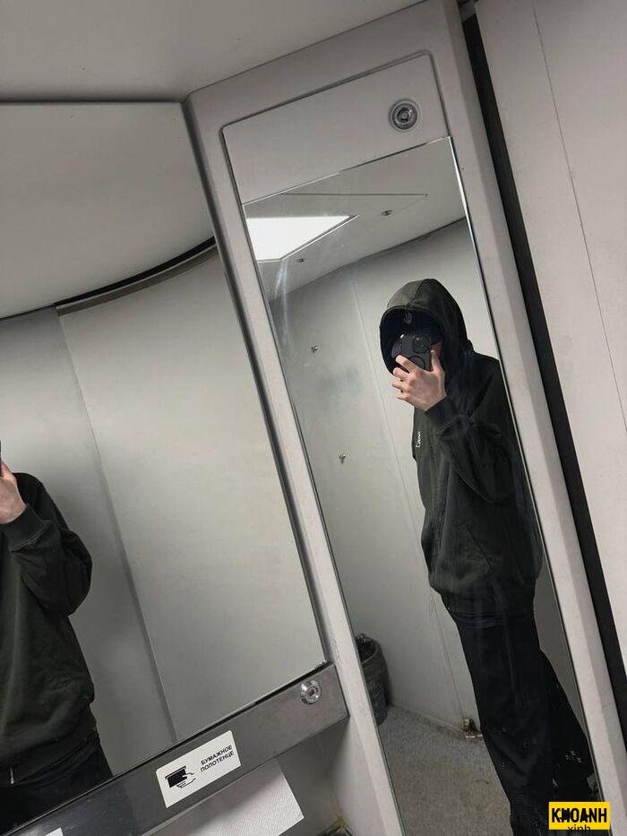 trai đẹp che mặt chụp gương