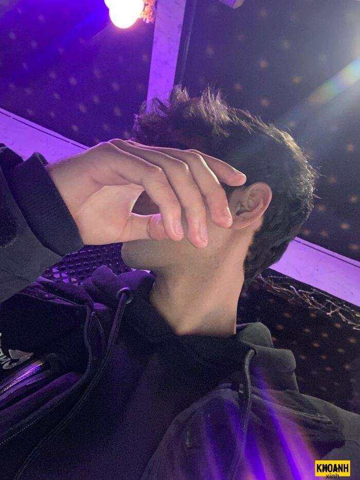 trai đẹp che mặt phong cách tối giản