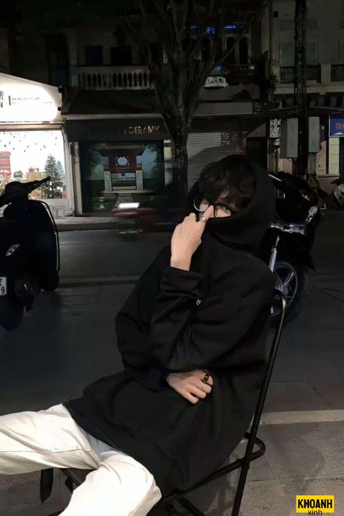 trai đẹp che mặt trong phòng