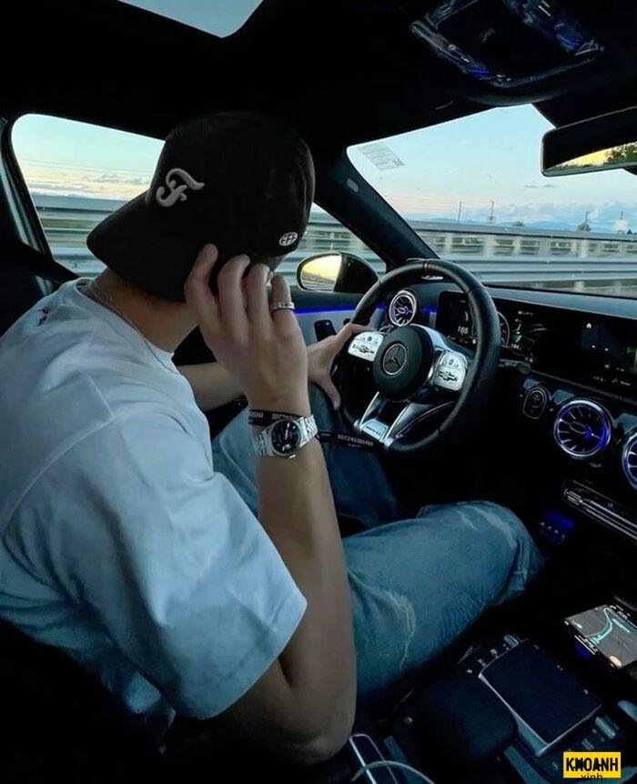 trai đẹp che mặt trong xe ô tô