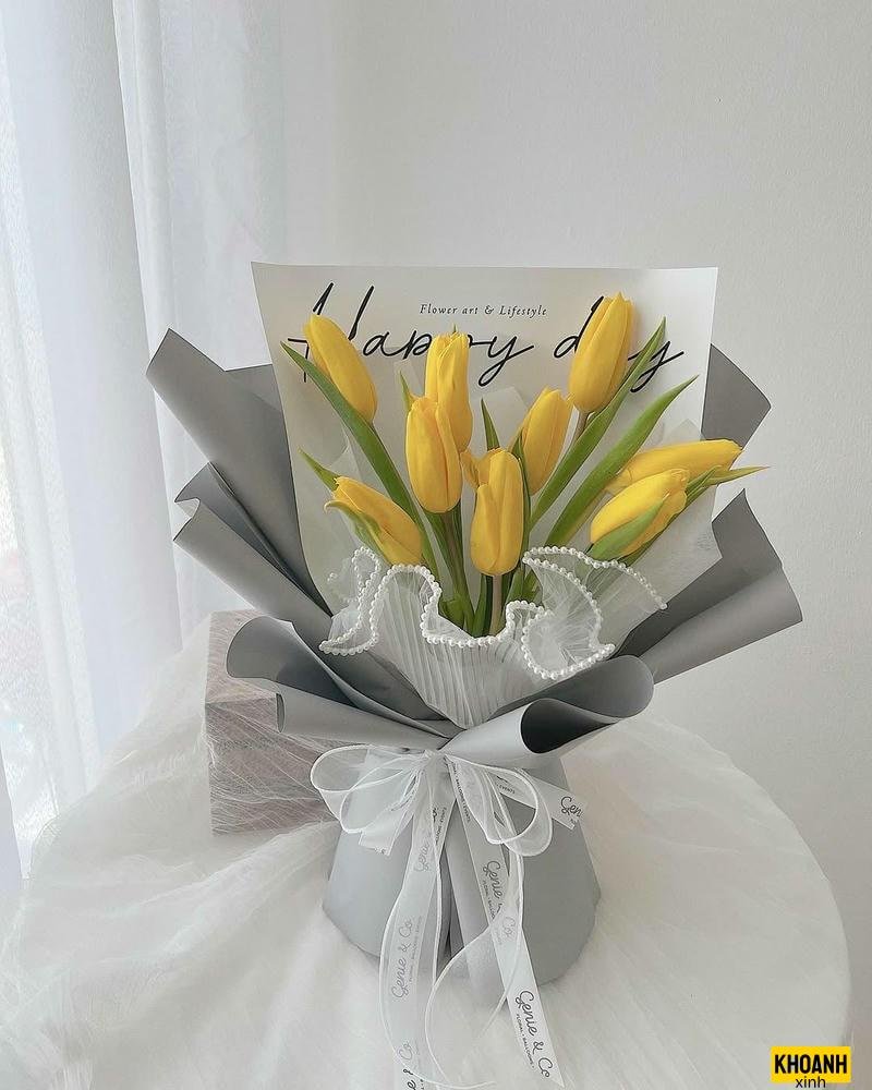 đóa tulip vàng chớm nở