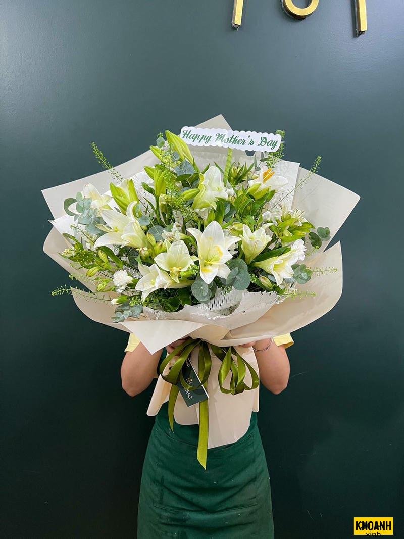 nhành hoa nở tự nhiên