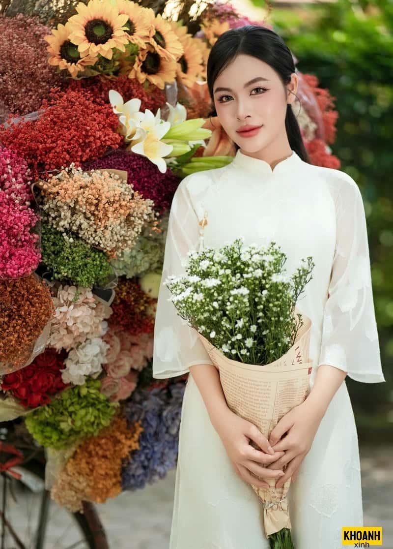 thiếu nữ bên xe hoa